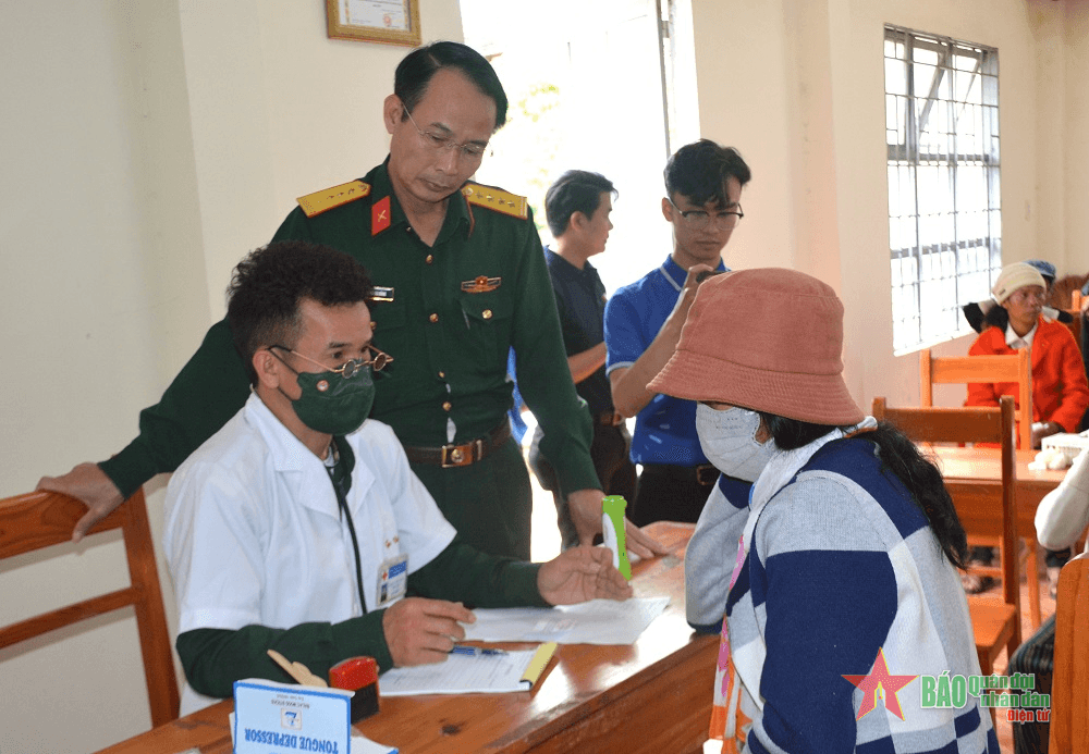 Học viện Lục quân và MBBank Lâm Đồng hành quân dã ngoại làm công tác dân vận