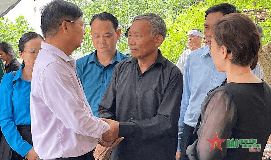 Công đoàn Việt Nam thăm hỏi, động viên các gia đình đoàn viên tử vong trong vụ cháy chung cư mini