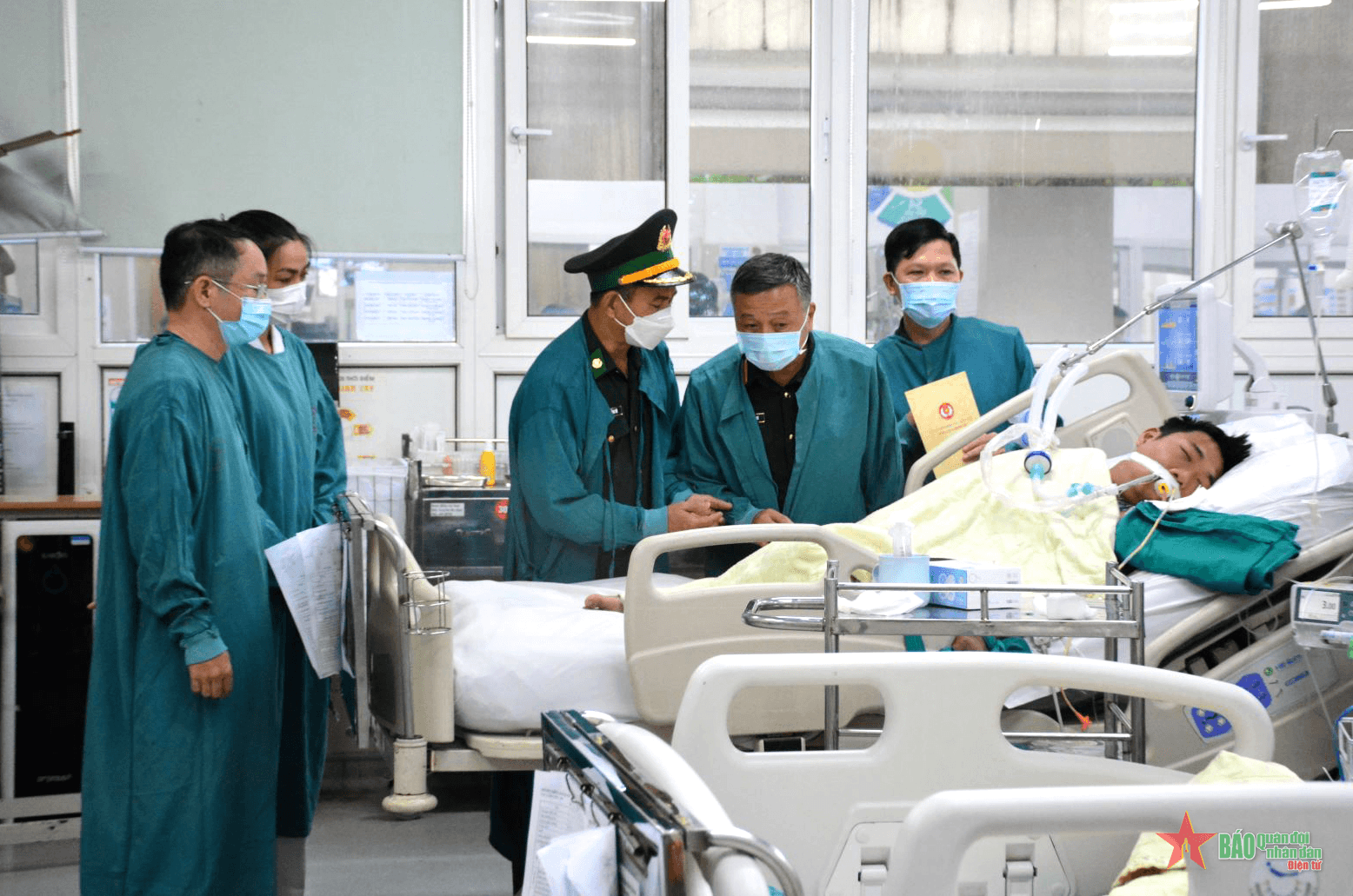Bộ Quốc phòng thăm hỏi gia đình quân nhân gặp nạn trong vụ cháy chung cư mini ở Khương Hạ

​