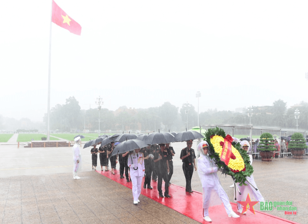 Đoàn cán bộ Báo Quân đội nhân dân Lào vào Lăng viếng Chủ tịch Hồ Chí Minh