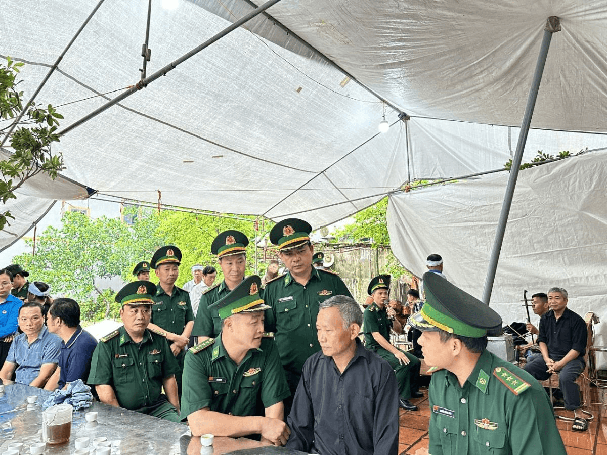 Thăm, viếng, chia buồn với thân nhân gia đình quân nhân Bộ đội Biên Phòng gặp nạn trong vụ cháy chung cư mini tại phố Khương Hạ