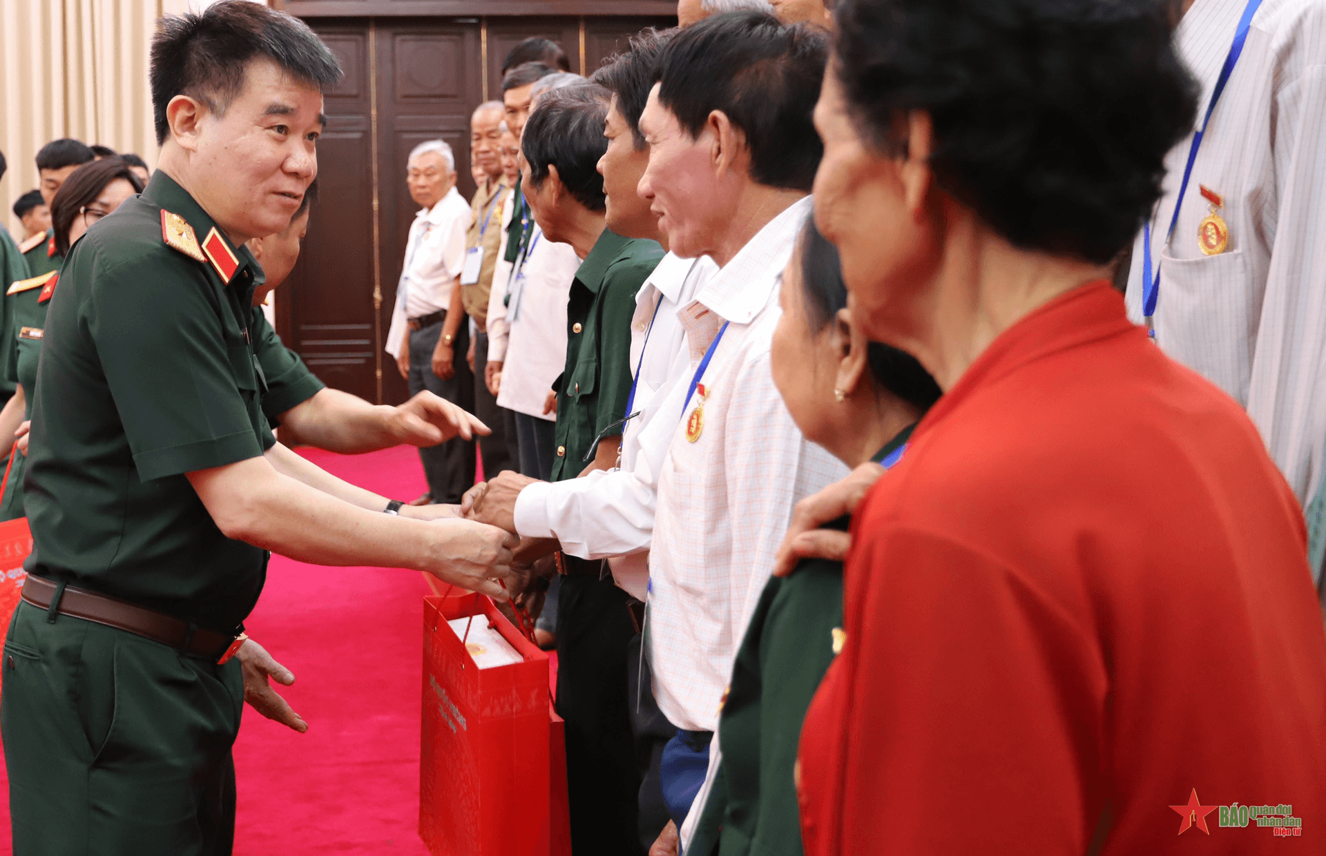 Bộ Quốc phòng gặp mặt người có công với cách mạng tỉnh Hậu Giang