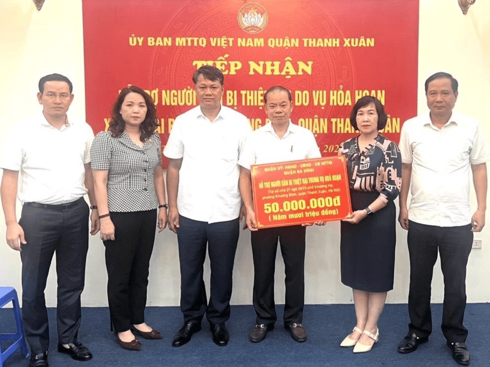 Quận Ba Đình và các nhà hảo tâm hỗ trợ các nạn nhân vụ cháy chung cư mini tại quận Thanh Xuân