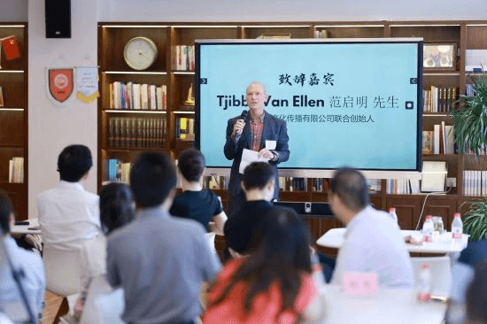 Trung Quốc cấp lại Thẻ căn cước cư trú lâu dài cho công dân nước ngoài