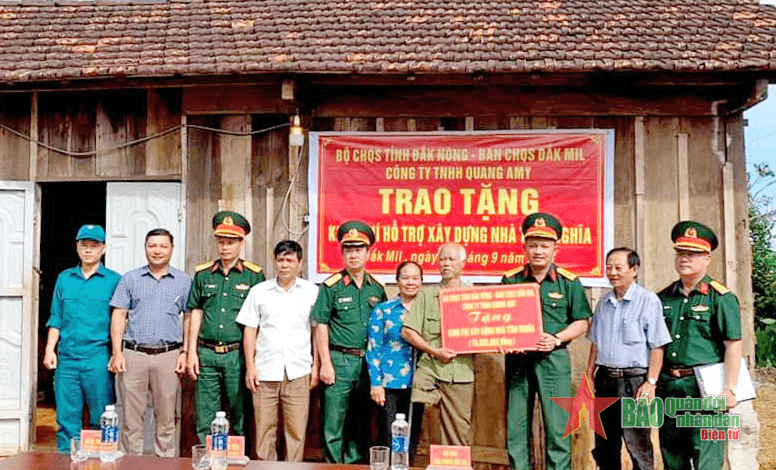 Bộ CHQS tỉnh Đắk Nông trao tiền hỗ trợ xây "Nhà tình nghĩa" cho thương binh