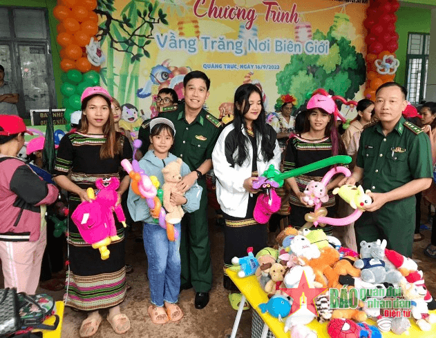 Bộ đội Biên phòng vui Tết Trung thu với trẻ em khu vực biên giới