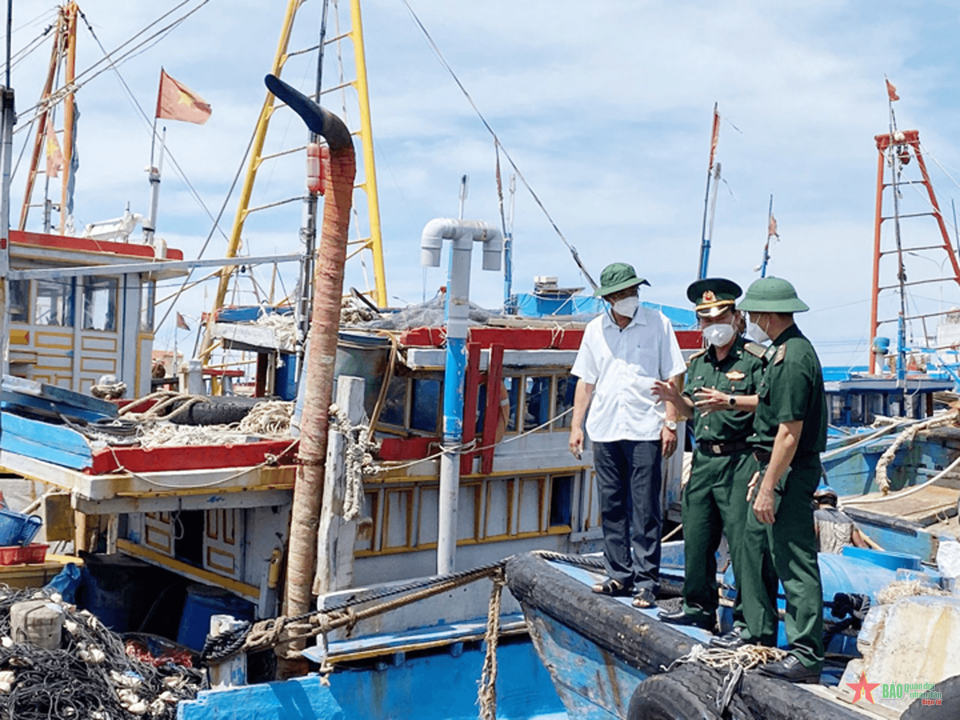 Bộ đội Biên phòng tỉnh Bình Thuận đồng hành cùng ngư dân vươn khơi bám biển