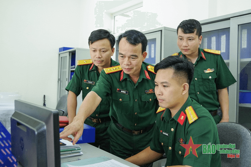 Cán bộ “đầu tàu” có “lửa” nhiệt huyết với lính thợ