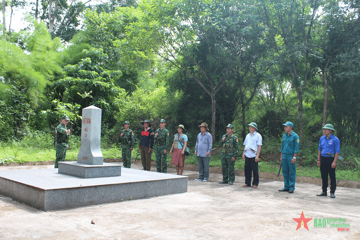Đảng viên bám địa bàn, giúp dân xóa đói, giảm nghèo