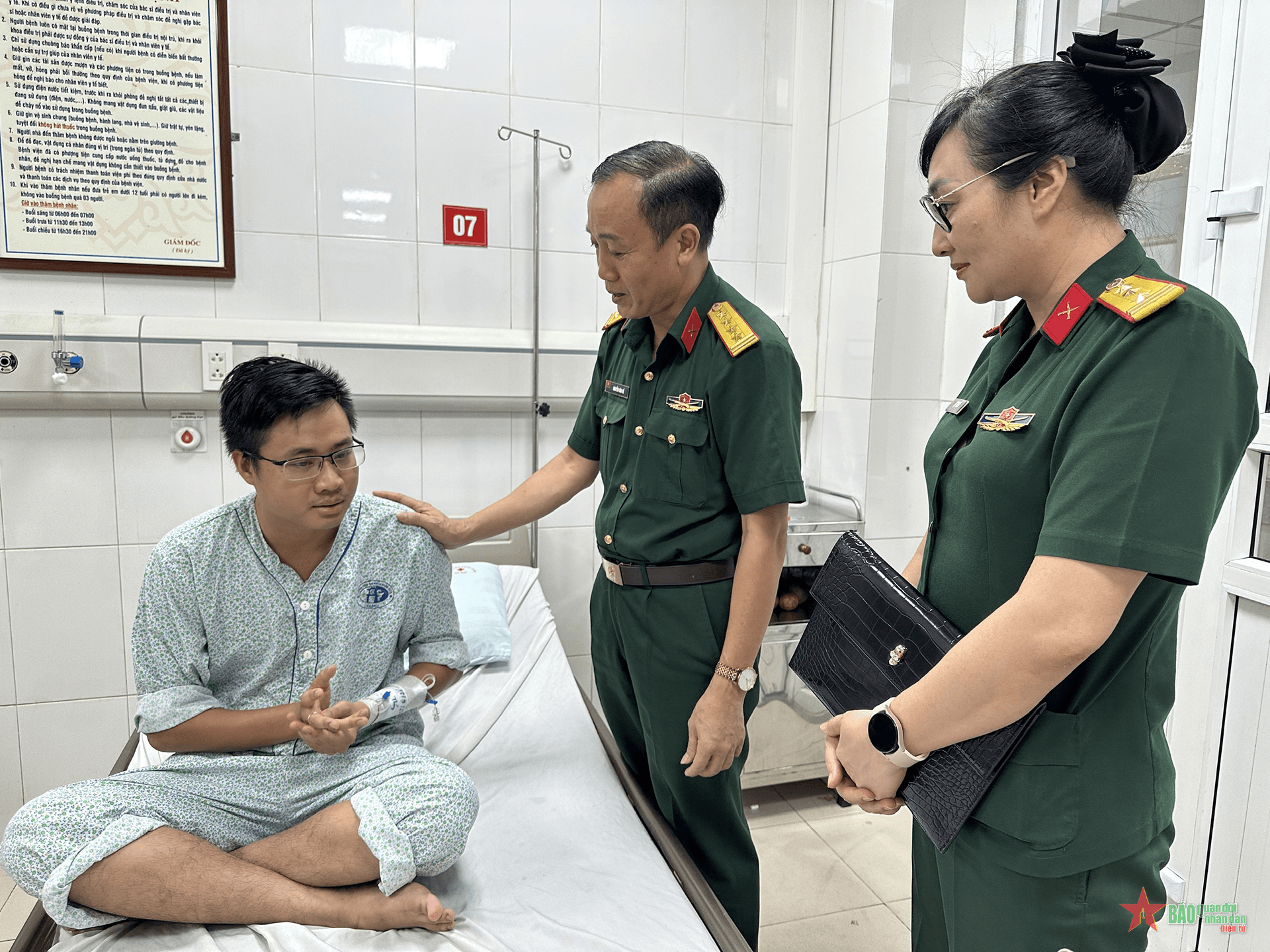 Ban Công đoàn Quốc phòng trao hỗ trợ đoàn viên công đoàn gặp nạn trong vụ cháy chung cư mini ở quận Thanh Xuân
