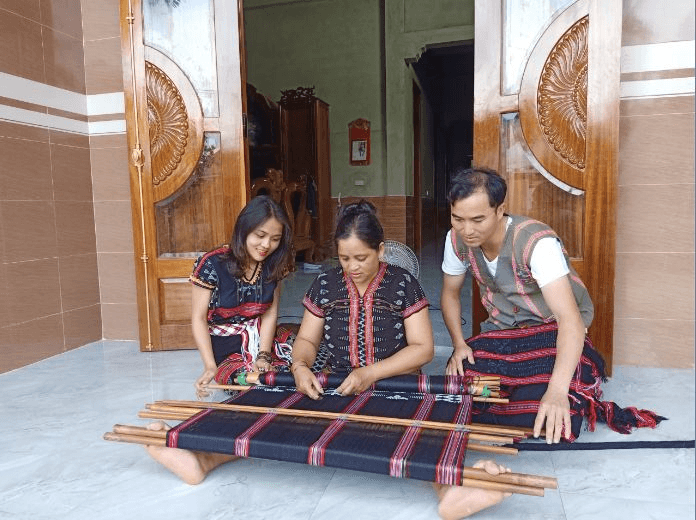 Đồng bào Tà Ôi giữ nghề dệt zèng