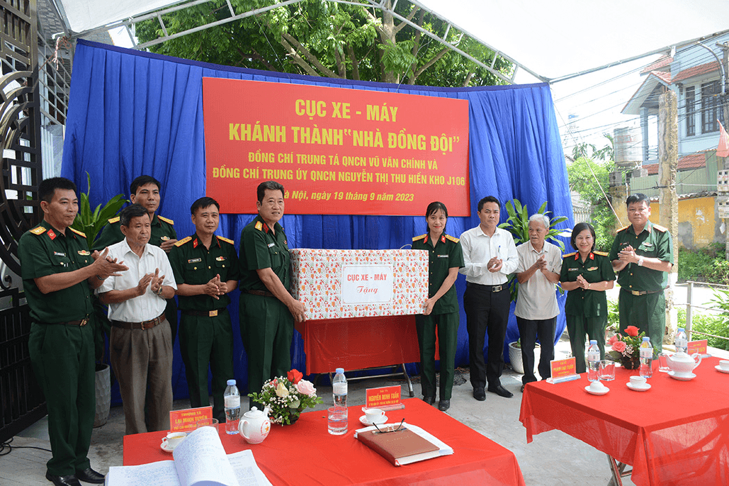 Cục Xe-Máy trao “Nhà đồng đội” tặng 2 quân nhân có hoàn cảnh khó khăn