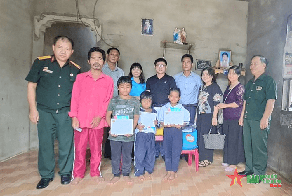 Trao yêu thương qua từng trang vở