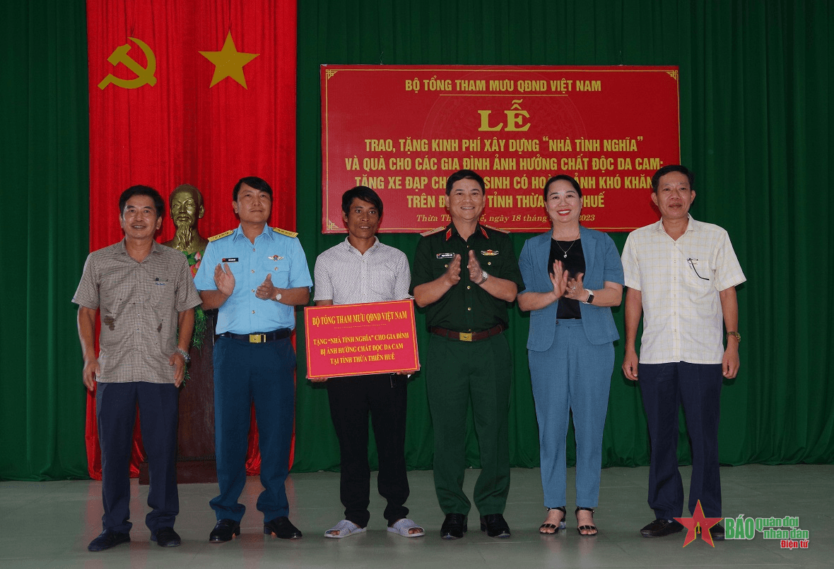 Thiếu tướng Phạm Trường Sơn thăm, tặng quà tại tỉnh Thừa Thiên Huế