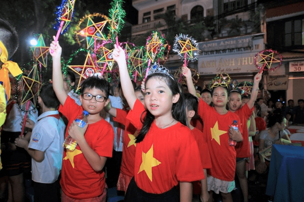 Đi qua những mùa trăng