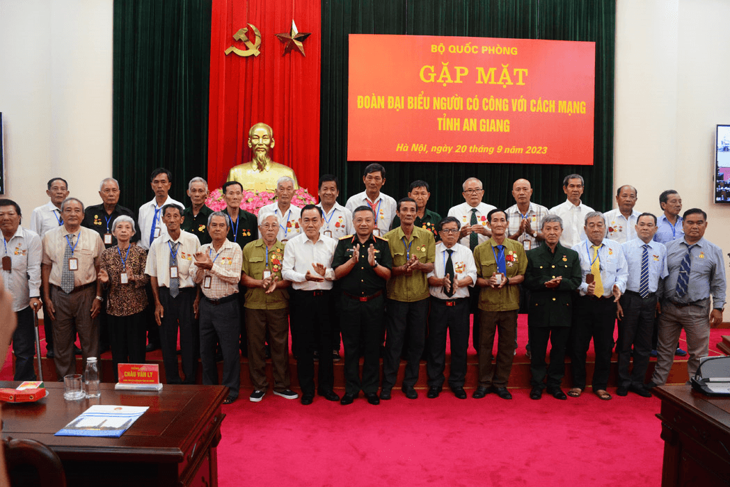Trung tướng Lê Quang Minh gặp mặt người có công với cách mạng tỉnh An Giang