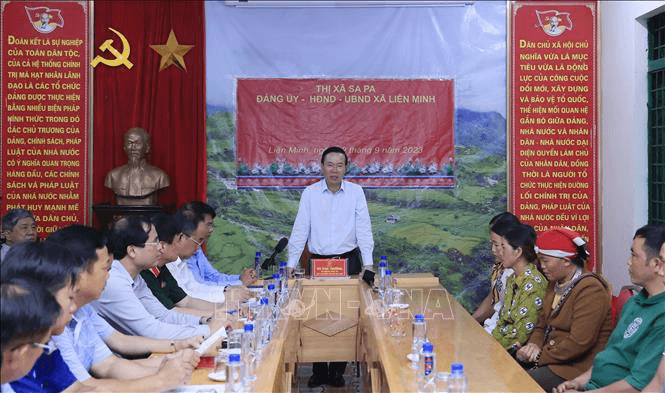 Chủ tịch nước Võ Văn Thưởng thăm, tặng quà các gia đình thiệt hại sau lũ quét tại Lào Cai