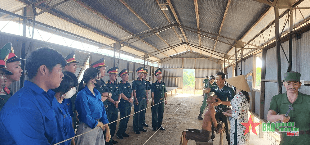 Lữ đoàn 950 (Quân khu 9) tổ chức Chương trình “Tuổi trẻ với biển, đảo Tổ quốc”