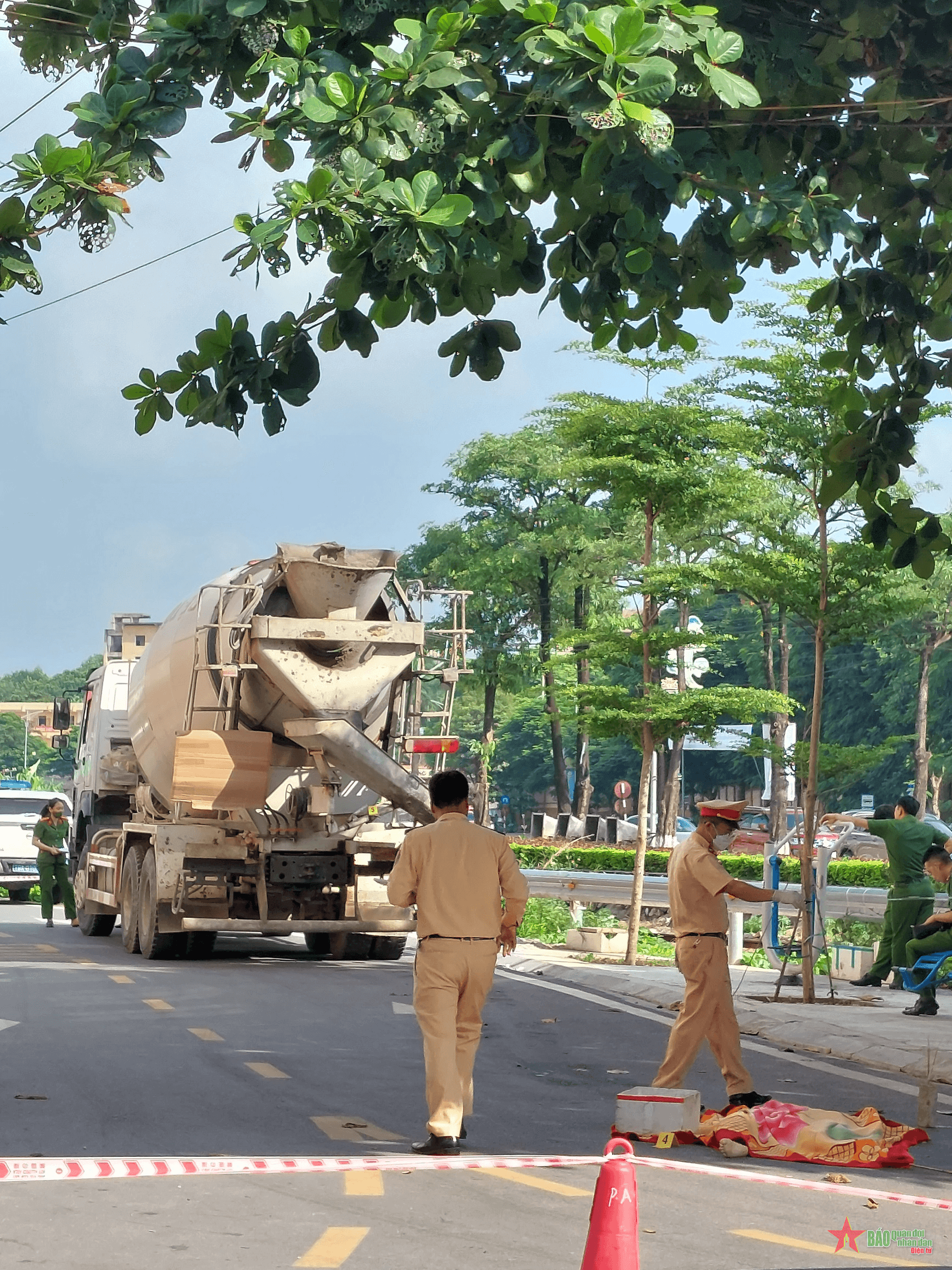 Việt Trì, Phú Thọ: Cháu bé 10 tuổi tử vong thương tâm dưới gầm xe trộn bê tông