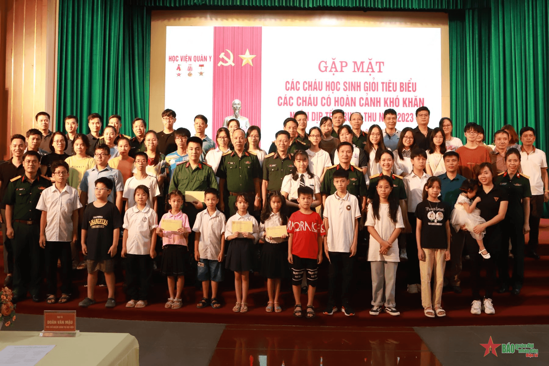 Học viện Quân y gặp mặt, tặng quà các cháu học sinh nhân dịp Tết Trung thu 2023