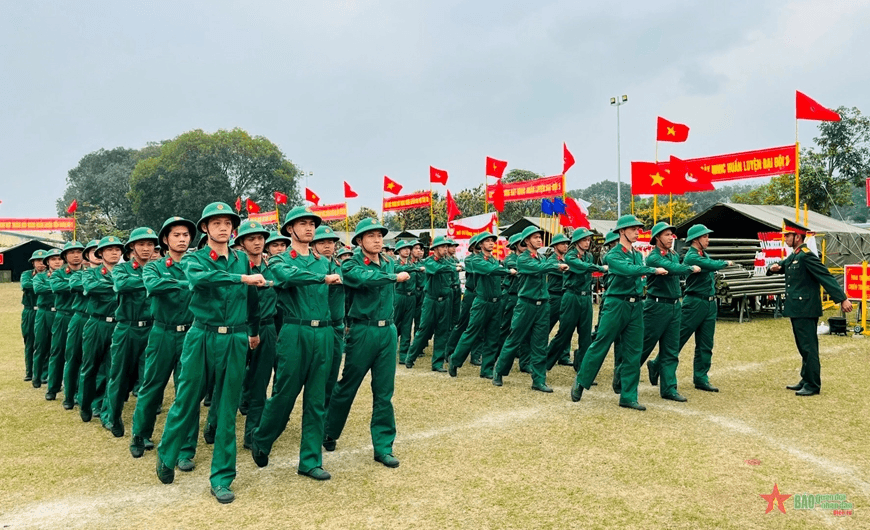 Quy định về tiêu chuẩn xét thăng quân hàm đối với hạ sĩ quan, binh sĩ là gì?