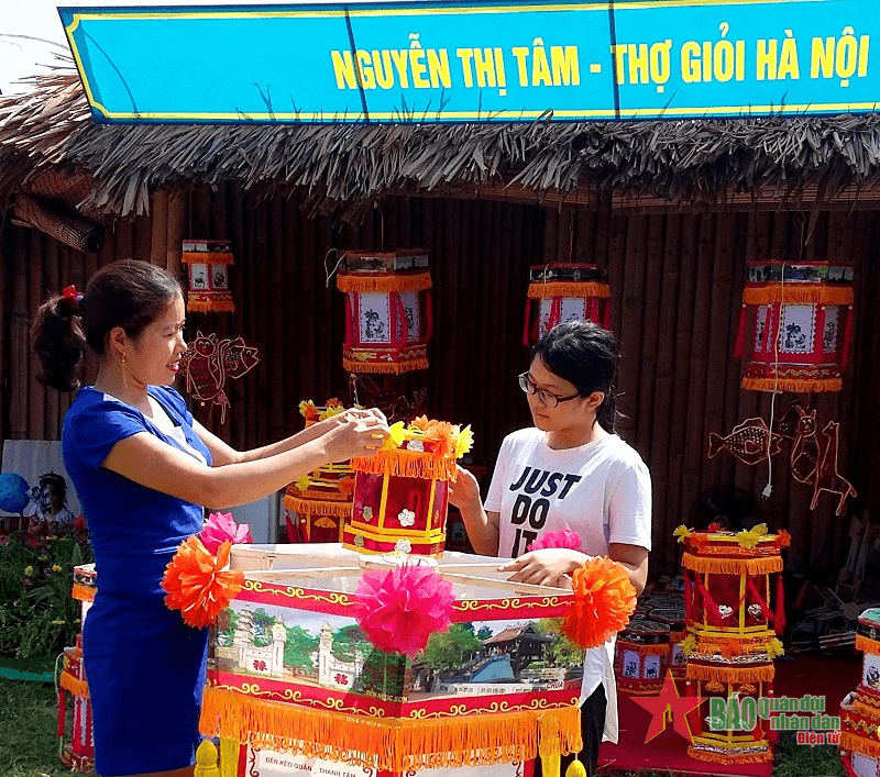 Bàn tay thợ giỏi làm đèn kéo quân