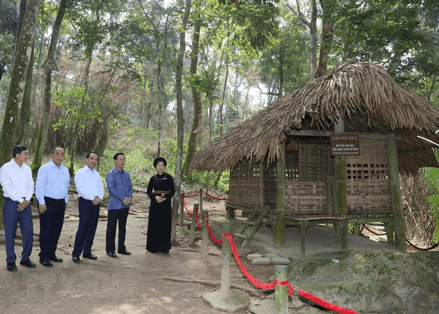 Chủ tịch nước Võ Văn Thưởng dâng hương tại Khu di tích Quốc gia đặc biệt Tân Trào