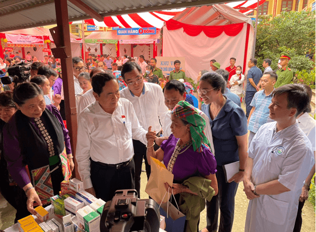 Chung tay chăm sóc sức khỏe cho đồng bào vùng sâu vùng xa