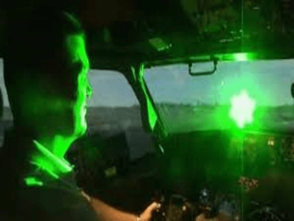 Nhiều vụ chiếu đèn lazer, thả diều nguy cơ uy hiếp an toàn bay