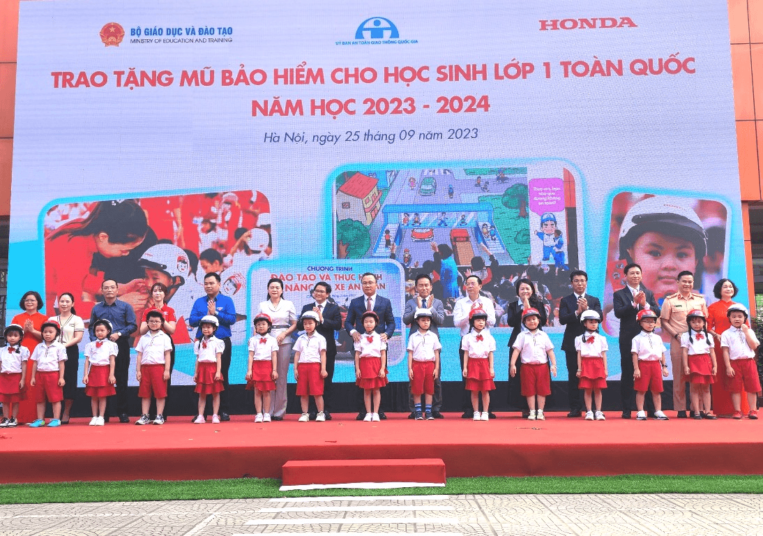100% học sinh lớp 1 trên toàn quốc được nhận mũ bảo hiểm đạt chuẩn