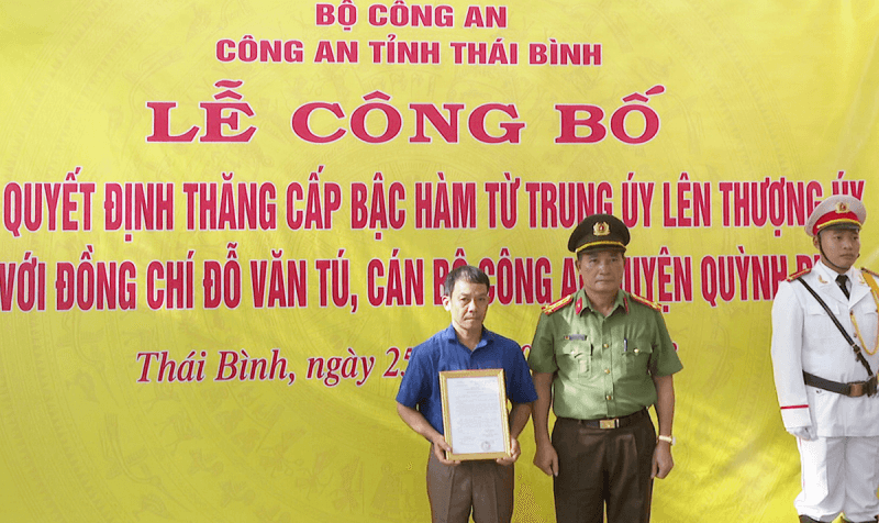 Trao quyết định truy thăng cấp bậc hàm đối với Trung úy Công an hy sinh khi làm nhiệm vụ
