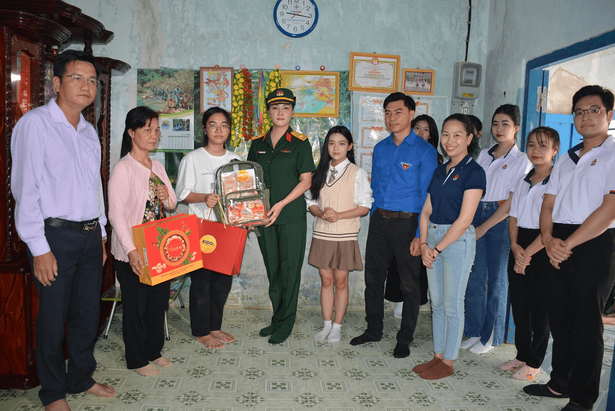 Trăng thu biên cương lấp lánh nghĩa tình

​