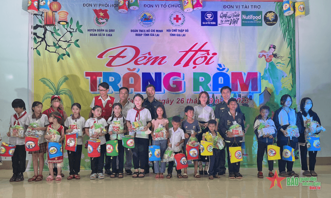 Chương trình “Đêm hội trăng rằm” tặng quà cho hơn 700 em học sinh khó khăn