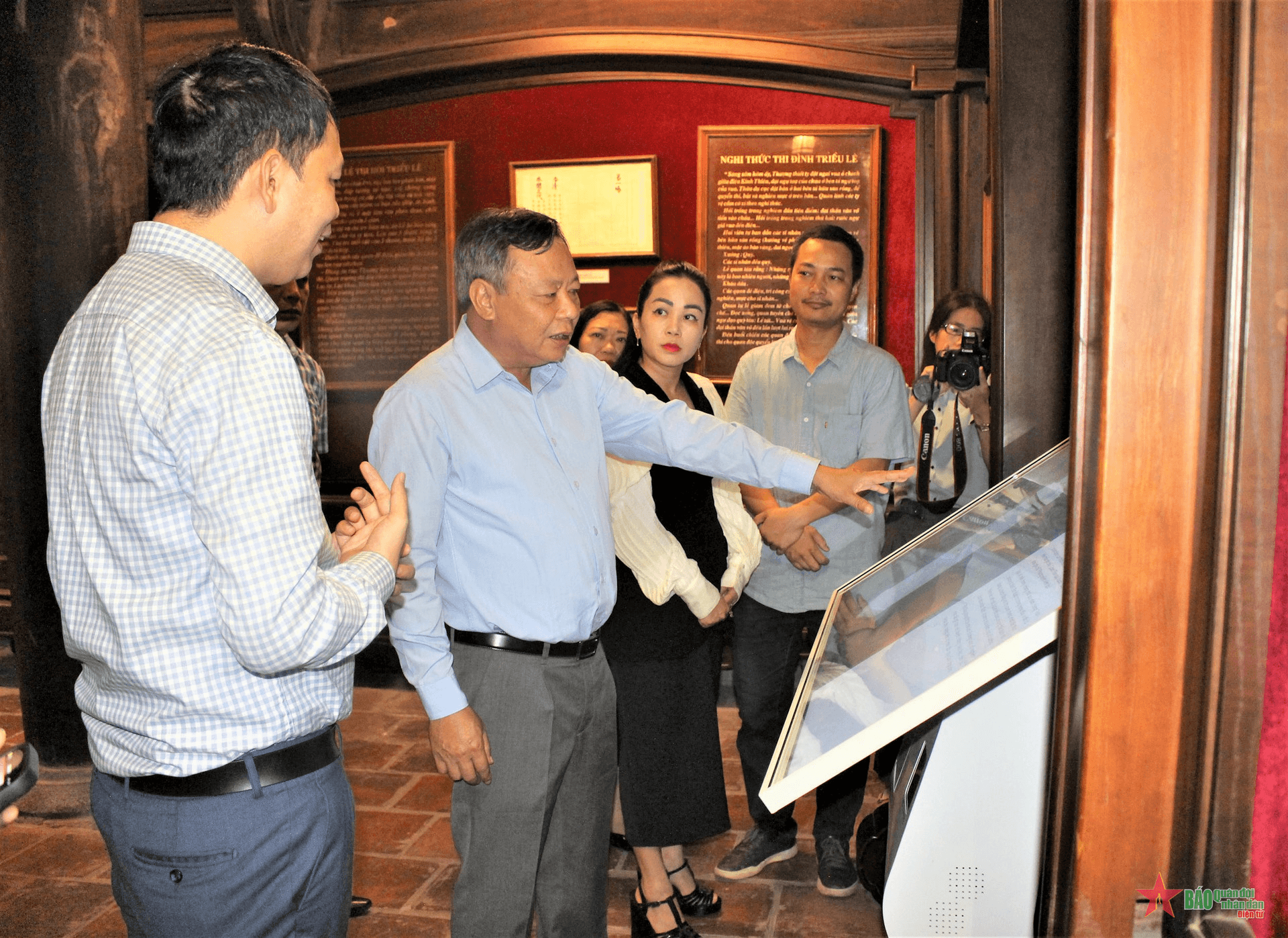 Phó bí thư Thành ủy Hà Nội Nguyễn Văn Phong tham quan Tuần lễ thiết kế Việt Nam