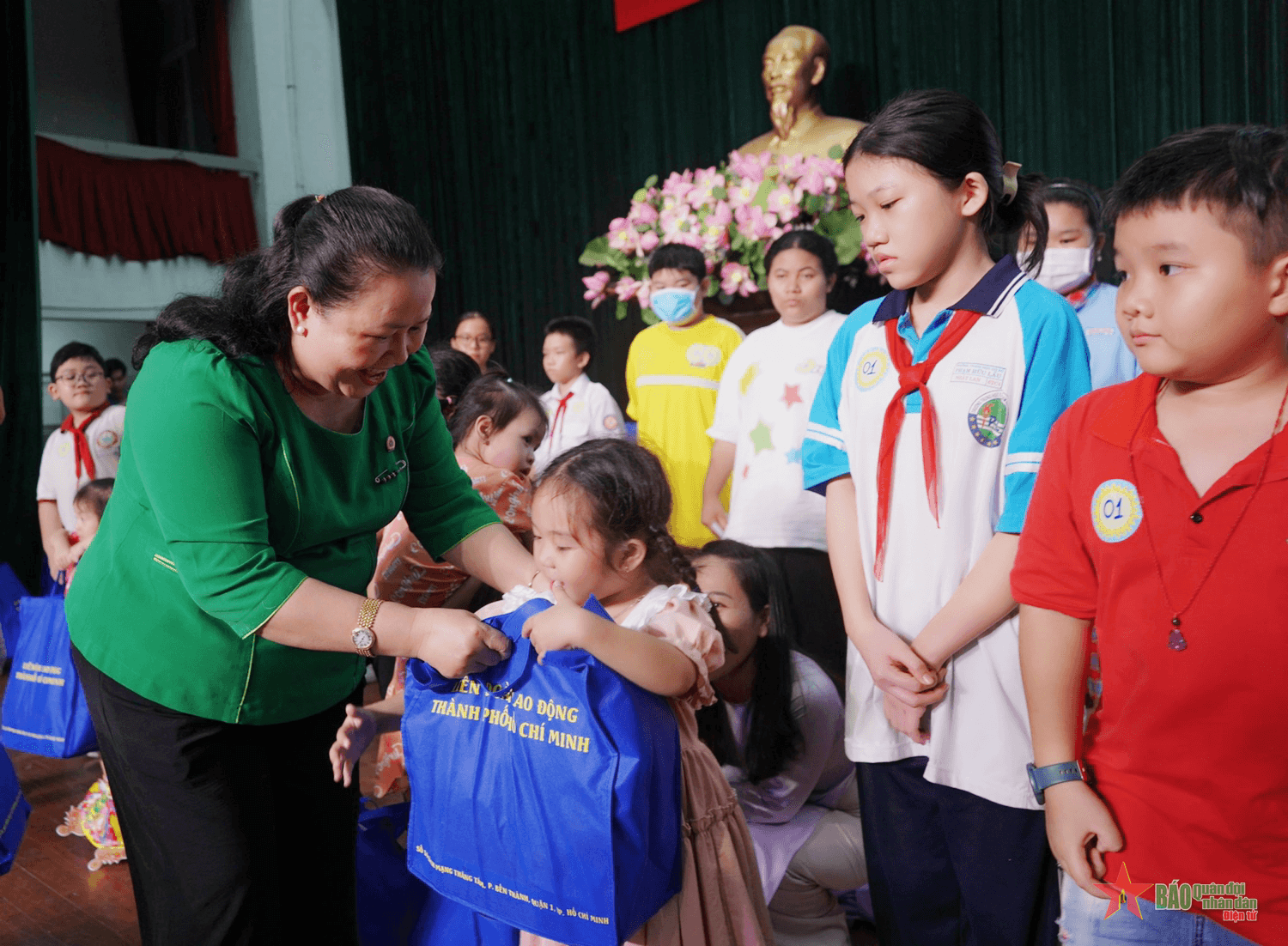 Chăm lo Tết Trung thu đến 500 thiếu nhi mồ côi, hoàn cảnh khó khăn
