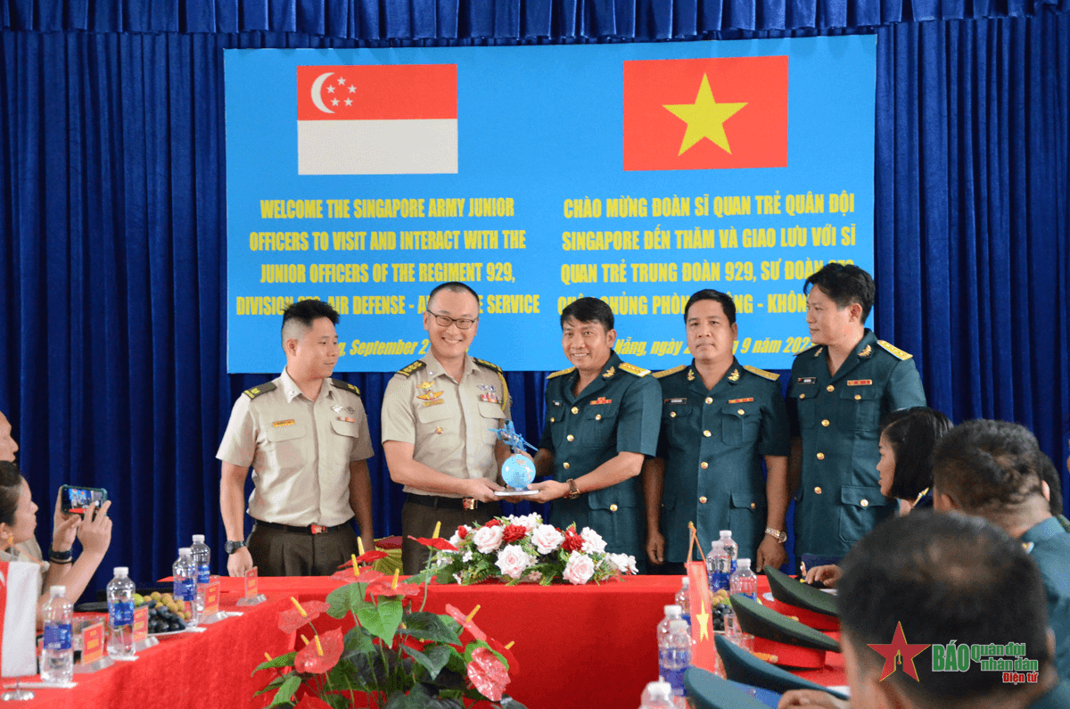 Giao lưu sĩ quan trẻ Quân đội Singapore với Trung đoàn Không quân 929