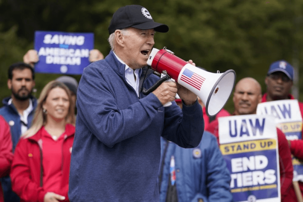 Tổng thống Mỹ Joe Biden tham gia cuộc đình công của các thành viên nghiệp đoàn sản xuất ô tô