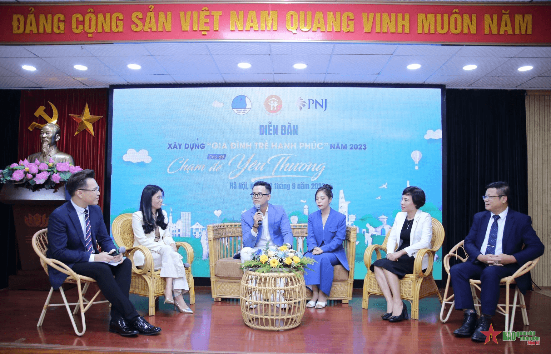 Chạm để yêu thương
