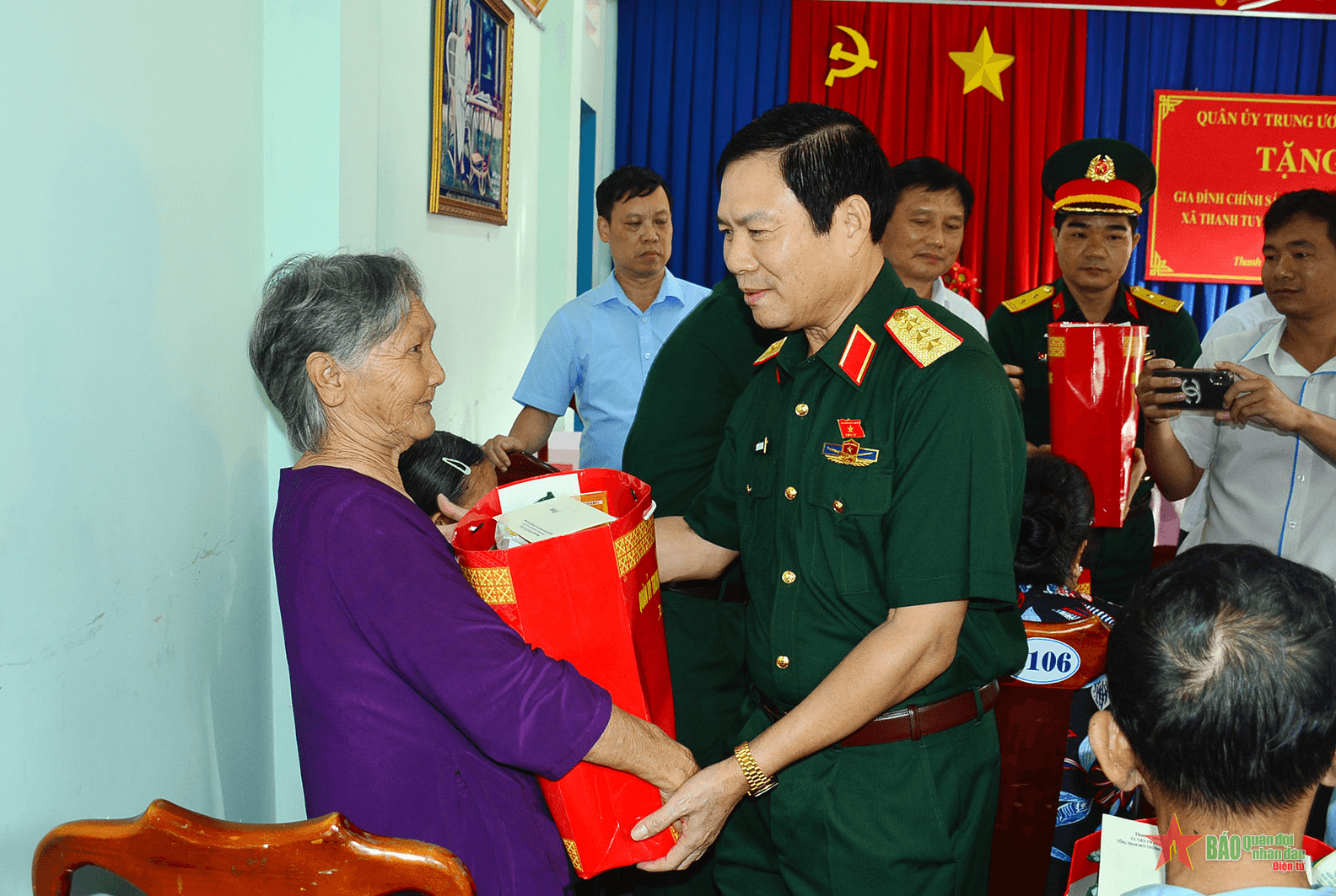 Thượng tướng Nguyễn Tân Cương tặng quà gia đình chính sách tại huyện Dầu Tiếng, Bình Dương