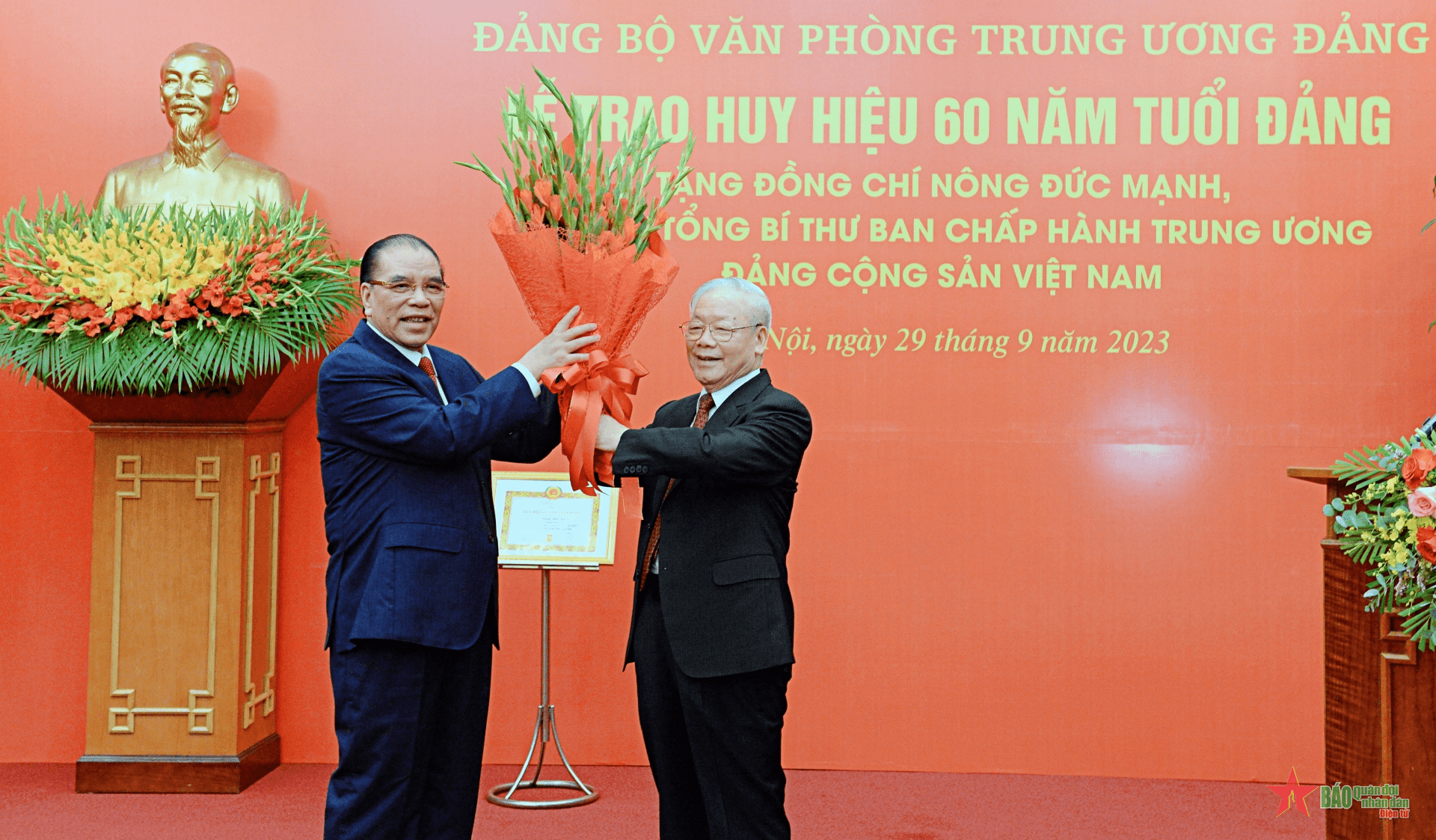 Trao Huy hiệu 60 năm tuổi Đảng tặng nguyên Tổng Bí thư Nông Đức Mạnh
