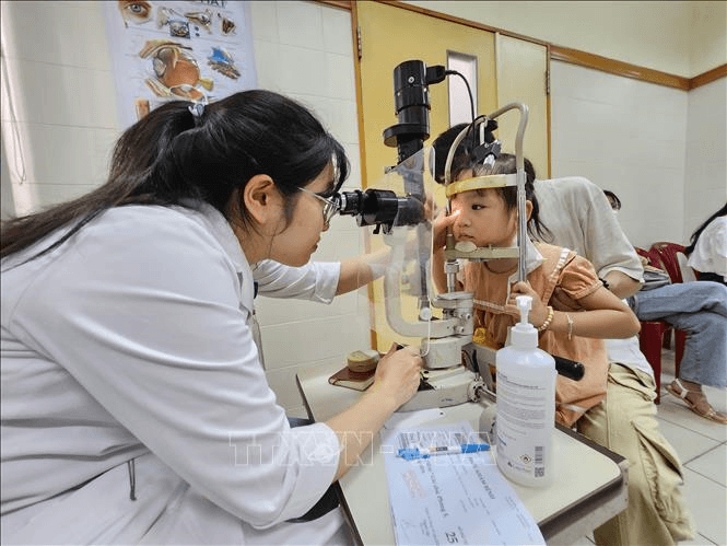 Bác sĩ của bạn: Chủ động phòng tránh đau mắt đỏ