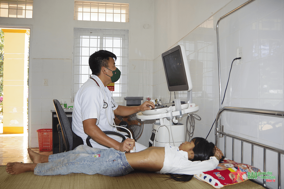 Chăm sóc sức khỏe nhân dân, nâng cao thể trạng, tầm vóc người dân tộc thiểu số; phòng chống suy dinh dưỡng trẻ em: Bác sĩ Hoàng hết lòng vì người bệnh