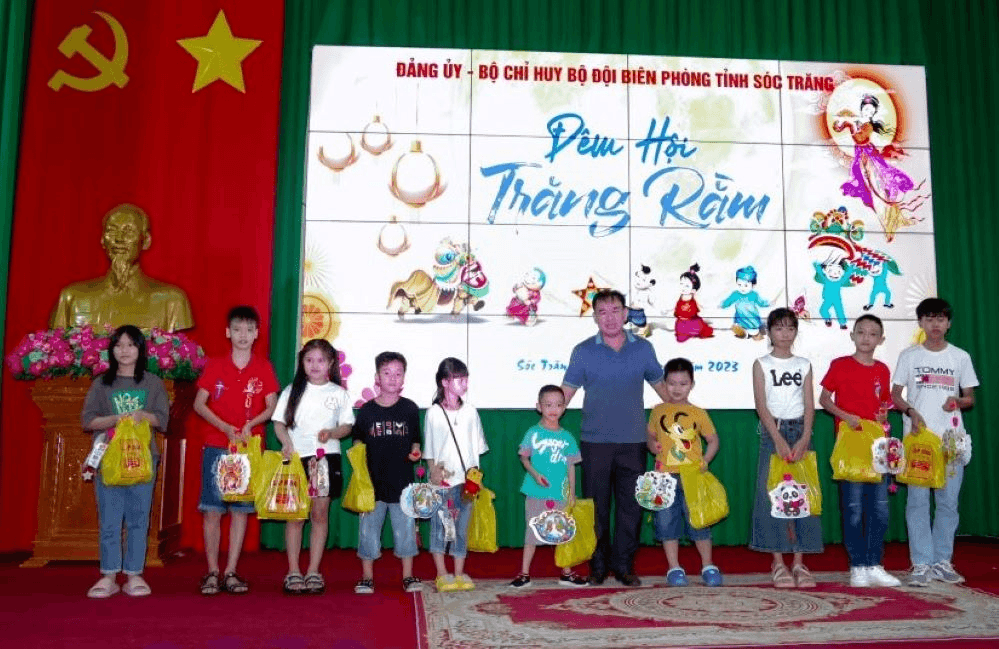 Bảo tồn, phát huy giá trị văn hóa truyền thống tốt đẹp của các dân tộc thiểu số gắn với phát triển du lịch: Bộ đội Biên phòng tỉnh Sóc Trăng mang Trung thu đến với trẻ em nghèo khu vực biên giới biển