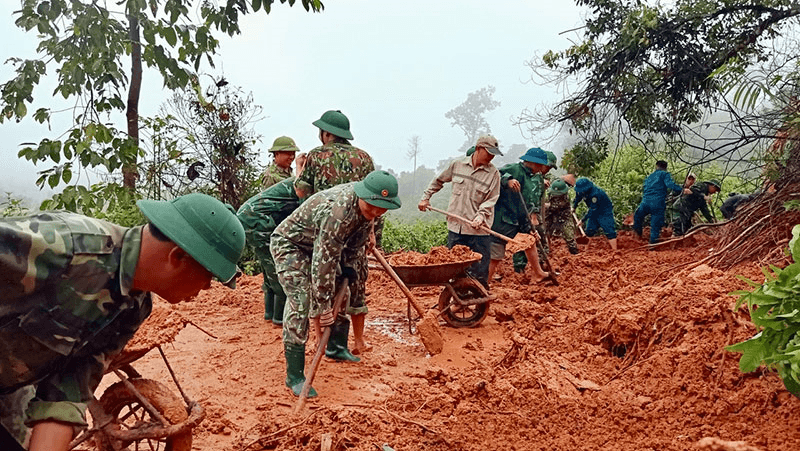 Khẩn trương giải tỏa ách tắc giao thông do mưa lũ đoạn đường tỉnh lộ 543D