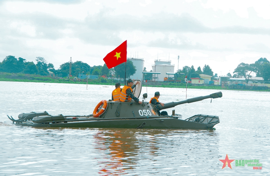 "Voi sắt" thực hành bơi