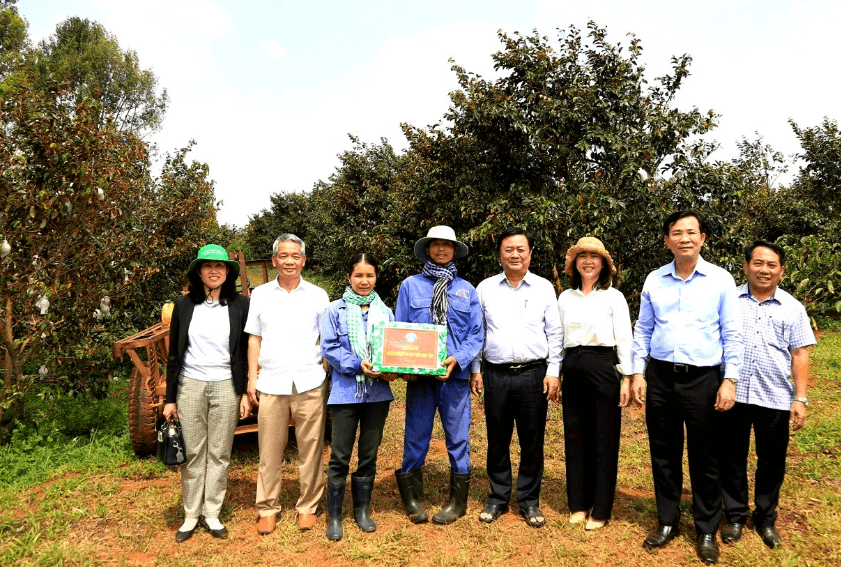 Nữ công nhân "hai giỏi", giàu lòng nhân ái nơi biên giới