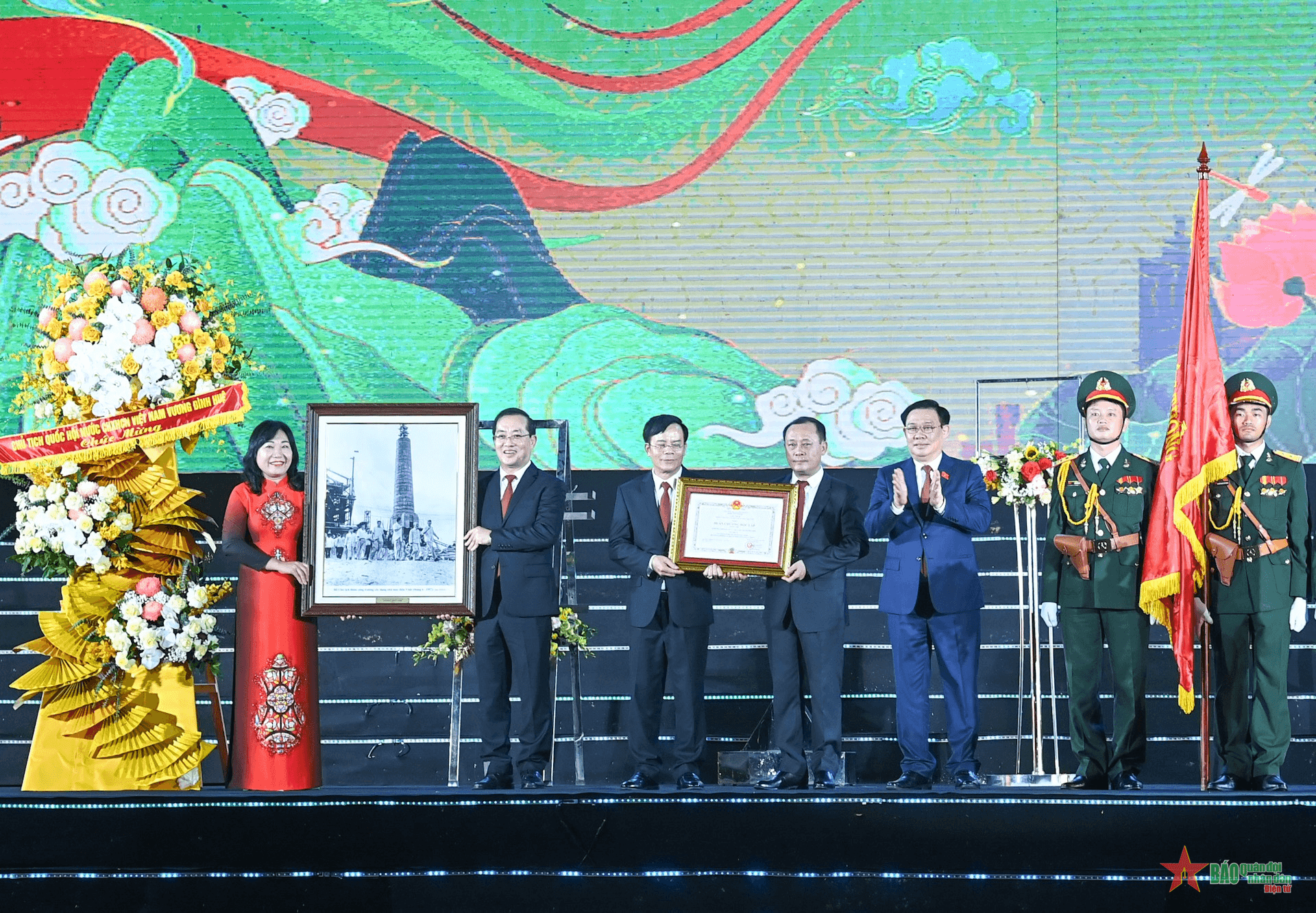 Chủ tịch Quốc hội Vương Đình Huệ dự Lễ kỷ niệm 60 năm thành lập thành phố Vinh