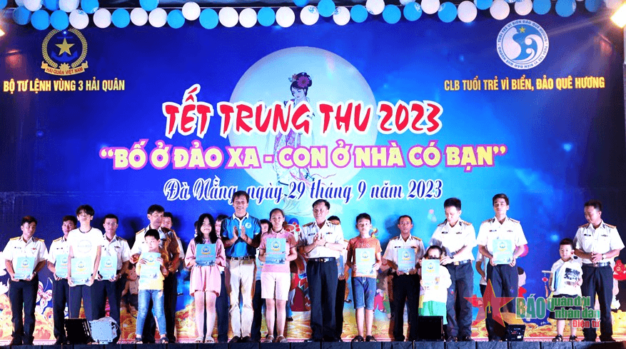 Tết Trung thu “Bố ở đảo xa, con ở nhà có bạn”