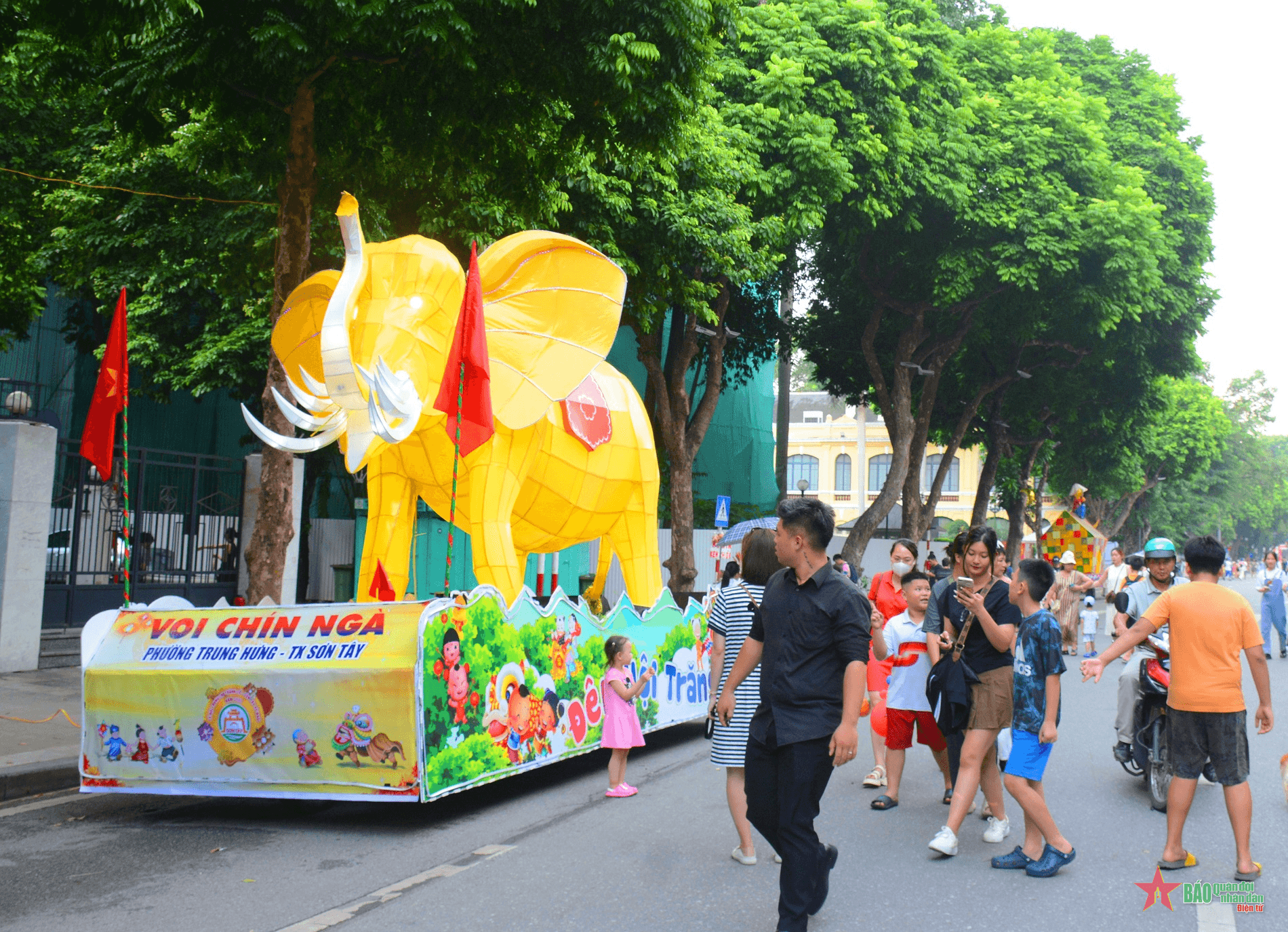 Trưng bày các mô hình đèn Trung thu tại phố đi bộ Hồ Gươm