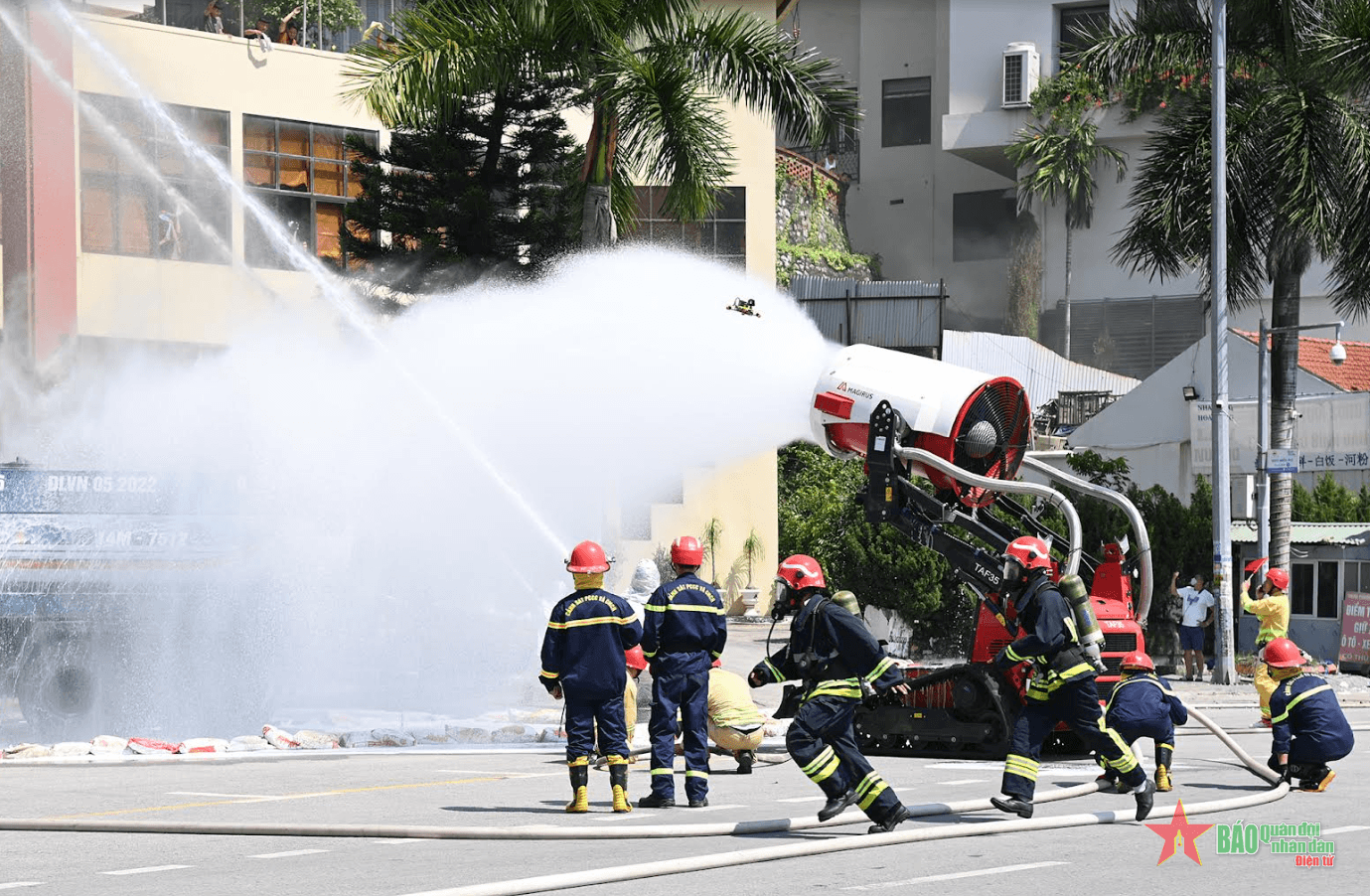 Trực thăng, robot cứu hỏa tham gia diễn tập chữa cháy ở Quảng Ninh